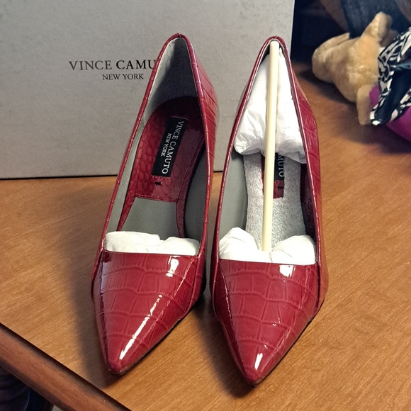 Vince Camuto 6.5 Burgundy Croc-Embossed Pointed Toe Pumps - Picture 2 of 6